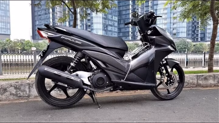 Tuy không được phổ biến như các dòng xe Honda hay Yamaha nhưng Suzuki Impulse vẫn là sự lựa chọn rất tốt cho các bạn sinh viên đặc biệt là nam giới. Mẫu xe mang thiết kế hiện đại, năng động, cá tính mạnh mẽ, có hộc chứa tiện dụng, rộng rãi và khả năng vận hành êm ái giúp cho chủ sở hữu thoải mái trong suốt quá trình lái xe. Tuy không được phổ biến như các dòng xe Honda hay Yamaha nhưng Suzuki Impulse vẫn là sự lựa chọn rất tốt cho các bạn sinh viên đặc biệt là nam giới. Mẫu xe mang thiết kế hiện đại, năng động, cá tính mạnh mẽ, có hộc chứa tiện dụng, rộng rãi và khả năng vận hành êm ái giúp cho chủ sở hữu thoải mái trong suốt quá trình lái xe.