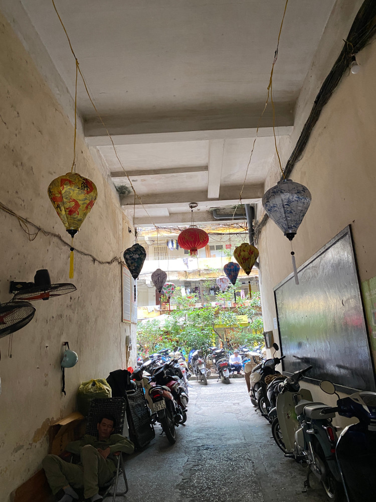 Lối đi chỉ còn một lối nhỏ ở giữa 2 &quot;làn xe&quot;.