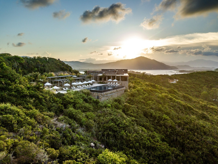 Zannier Hotels Bãi San Hô (Phú Yên) nằm cách trung tâm khoảng 65 km, có vị trí tách biệt trên một bán đảo ở Sông Cầu. Resort được bao quanh bởi núi và biển. Đồng thời điểm lưu trú cũng nằm khá xa trung tâm nên phù hợp du khách có nhu cầu dưỡng khép kín. Khu nghỉ dưỡng cung cấp nhiều hoạt động thể thao, giải trí ngoài trời như lặn biển, leo núi, hydroboard (lướt sóng ván phản lực)... Ảnh: Zannier Hotels.