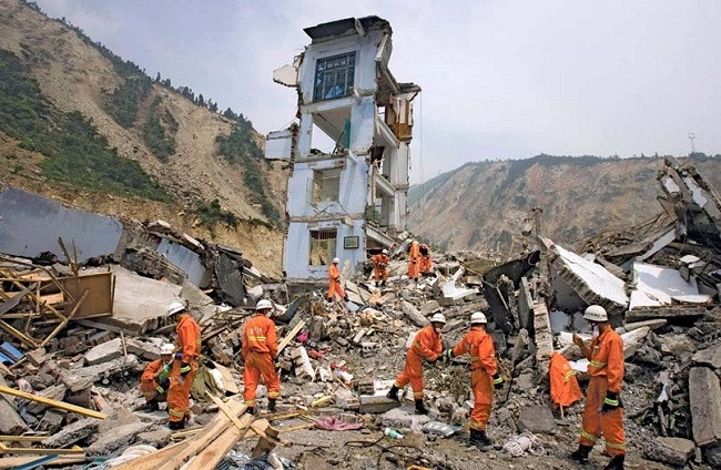 Cơn địa chấn này có cường độ 7,8 độ Richter theo Ủy ban Địa chấn Nhà nước Trung Quốc và 7,9 Mw theo Cục Khảo sát Địa chất Hoa Kỳ (USGS). Trận động đất này đã tác động đến nhiều khu vực cách xa chấn tâm như: Bắc Kinh (cách 1500 km về phía Đông Bắc), Thượng Hải (cách 1700 km về phía Đông), Pakistan, Thái Lan và thủ đô Hà Nội của Việt Nam - Ảnh:internet.