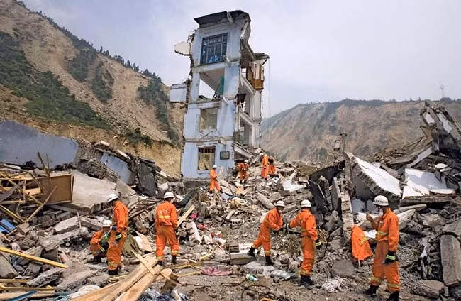 Cơn địa chấn này có cường độ 7,8 độ Richter theo Ủy ban Địa chấn Nhà nước Trung Quốc và 7,9 Mw theo Cục Khảo sát Địa chất Hoa Kỳ (USGS). Trận động đất này đã tác động đến nhiều khu vực cách xa chấn tâm như: Bắc Kinh (cách 1500 km về phía Đông Bắc), Thượng Hải (cách 1700 km về phía Đông), Pakistan, Thái Lan và thủ đô Hà Nội của Việt Nam - Ảnh:internet.