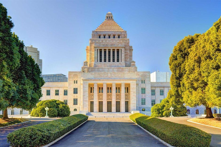 Tòa nhà Quốc hội Nhật Bản là một công trình kiến trúc trang nhã với mái hình kim tự tháp đặc biệt. Tòa nhà tọa lạc trên đồi Kasumigaseki, mất tới 17 năm để hoàn thành với hơn 2,5 triệu người tham gia xây dựng. Khu vực sảnh trung tâm được trang trí các bức tượng bằng đồng của những người sáng lập Nhật Bản, cửa sổ kính màu thanh lịch và tranh tường rực rỡ về bốn mùa. Ảnh: Sean Pavone.