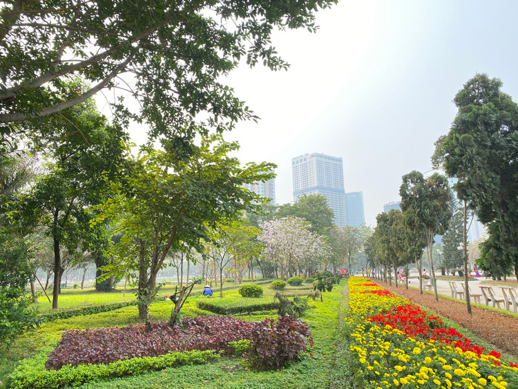 Công viên Cầu Giấy là một trong những công viên có diện tích rộng và thoáng đãng nhất Hà Nội với tổng diện tích là 6.540 m2.