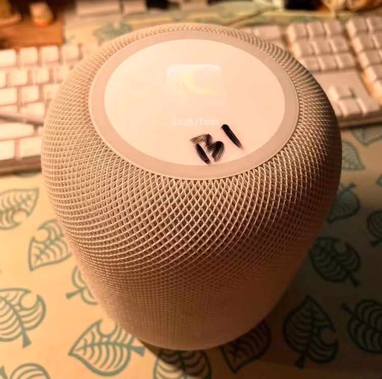 Nguyên mẫu HomePod với màn hình LCD ở trên. Ảnh: KosutamiSan.