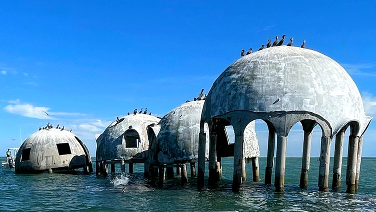 Cape Romano Dome House (Mỹ) là một trong những ví dụ điển hình về những ngôi nhà bị bỏ hoang có mái vòm. Ngôi nhà nằm sâu dưới nước. Vì vậy, lặn xuống là cách duy nhất du khách có thể khám phá nơi này. Cape Romano Dome House được xây dựng vào năm 1981. Tuy nhiên, ngôi nhà đã bị cơn bão Ian nhấn chìm hoàn toàn vào năm 2022. Ảnh:axios