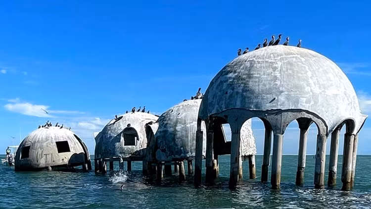 Cape Romano Dome House (Mỹ) là một trong những ví dụ điển hình về những ngôi nhà bị bỏ hoang có mái vòm. Ngôi nhà nằm sâu dưới nước. Vì vậy, lặn xuống là cách duy nhất du khách có thể khám phá nơi này. Cape Romano Dome House được xây dựng vào năm 1981. Tuy nhiên, ngôi nhà đã bị cơn bão Ian nhấn chìm hoàn toàn vào năm 2022. Ảnh:axios