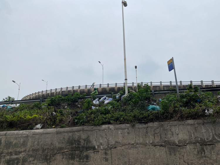 Chỉ cần đi ngang qua đường là chúng ta có thể thấy không ít những túi ni lông rác tương tự như thế này “ẩn sau” hàng rào chắn ven đường.