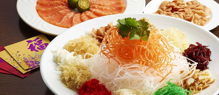 Món này làm từ cá hồi tươi kết hợp với các loại trái cây, rau củ như bưởi, đu đủ, củ cải, cà rốt thái sợi, rau sống, đậu phộng, vừng (mè)... Để thưởng thức món ăn này đúng nghĩa, người ăn sẽ xới món ăn lên càng cao càng tốt và trộn đều với nước sốt từ quả mận và thưởng thức.