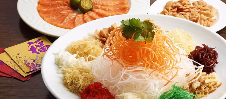 Món này làm từ cá hồi tươi kết hợp với các loại trái cây, rau củ như bưởi, đu đủ, củ cải, cà rốt thái sợi, rau sống, đậu phộng, vừng (mè)... Để thưởng thức món ăn này đúng nghĩa, người ăn sẽ xới món ăn lên càng cao càng tốt và trộn đều với nước sốt từ quả mận và thưởng thức.