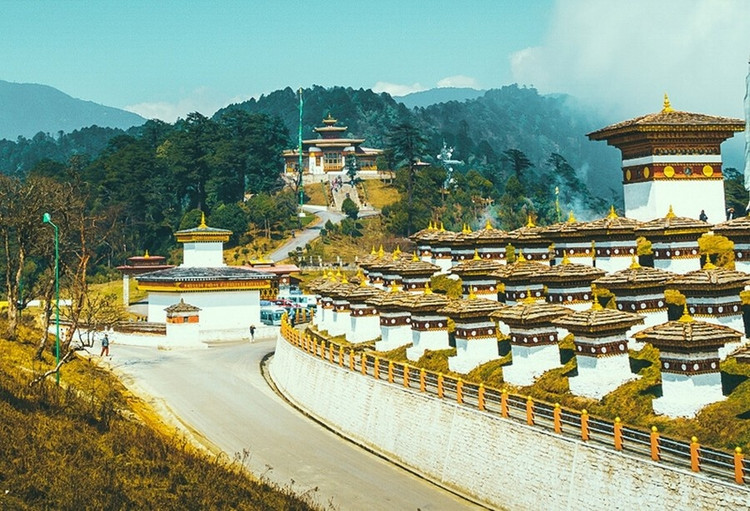 Thimphu (Bhutan) thường gắn liền với năng lượng sôi động. Thimphu là một trong số ít thủ đô trên thế giới không có cột đèn giao thông. Ngoài ra, thủ đô có nhiều tu viện, mỗi nơi đều trưng bày những kiến trúc đẹp nhất của Bhutan. Ảnh: Tour My India.