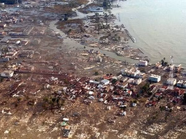 Cơn địa chấn khủng khiếp này khởi phát ở Ấn Độ Dương ngay phía bắc đảo Simeulue, ngoài khơi bờ biển phía tây của miền bắc Sumatra, Indonesia. Những đợt sóng thần sản sinh từ nó đã tàn phá vùng duyên hải Indonesia, Sri Lanka, Nam Phi, Thái Lan và những quốc gia khác với những con sóng cao đến 30 m, gây thiệt hại nghiêm trọng và mang chết chóc -Ảnh:internet.