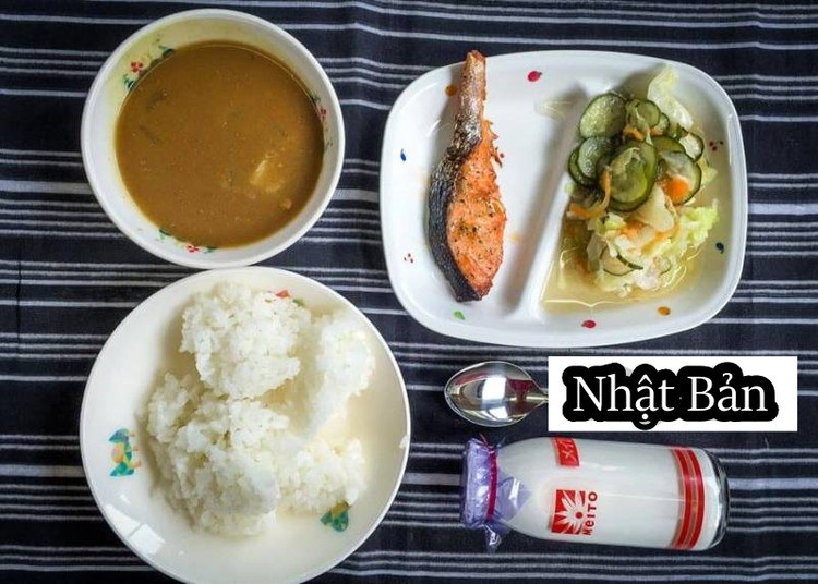 Bữa trưa tại trường là một phần không thể thiếu trong các hoạt động giáo dục tại Nhật Bản. Trên thực tế, ăn trưa tại trường ở cấp tiểu học và trung học cơ sở được xem là một hoạt động đặc biệt trong lớp học. Những bữa trưa tại trường này được gọi là Kyushoku. Do đó, học sinh sẽ có một bữa ăn bao gồm nhiều loại thực phẩm với nhiều cách kết hợp khác nhau, đa dạng cả về hình thức lẫn hương vị. Một bữa thông thường gồm có: tinh bột chính (thường là cơm, đôi khi là bánh mì hoặc mì), một phần rau, protein chính là thịt hoặc cá, súp và một hộp sữa. Ảnh: internet.