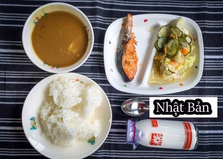 Bữa trưa tại trường là một phần không thể thiếu trong các hoạt động giáo dục tại Nhật Bản. Trên thực tế, ăn trưa tại trường ở cấp tiểu học và trung học cơ sở được xem là một hoạt động đặc biệt trong lớp học. Những bữa trưa tại trường này được gọi là Kyushoku. Do đó, học sinh sẽ có một bữa ăn bao gồm nhiều loại thực phẩm với nhiều cách kết hợp khác nhau, đa dạng cả về hình thức lẫn hương vị. Một bữa thông thường gồm có: tinh bột chính (thường là cơm, đôi khi là bánh mì hoặc mì), một phần rau, protein chính là thịt hoặc cá, súp và một hộp sữa. Ảnh: internet.