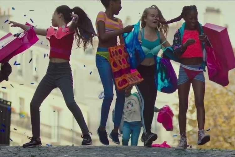 Poster quảng cáo bộ phim &quot;Cuties&quot; chiếu trên Netflix từng khiến hãng này phải xin lỗi.