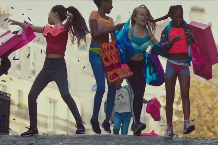 Poster quảng cáo bộ phim "Cuties" chiếu trên Netflix từng khiến hãng này phải xin lỗi.