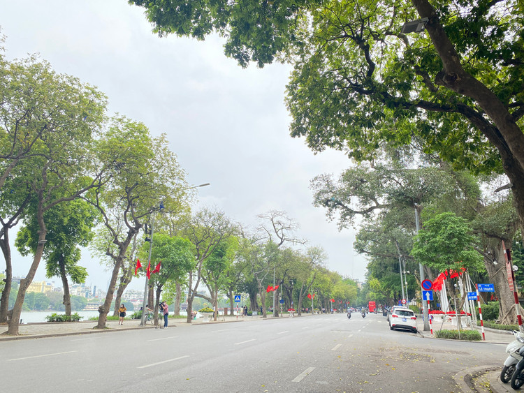 Khu vực quanh hồ Hoàn Kiếm được trang hoàng rực rỡ cờ Tổ quốc