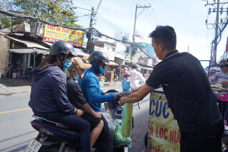 Cá lóc nướng sau khi bọc gói cẩn thận sẽ được giao cho khách kèm với bún và rau sống - Ảnh:internet.