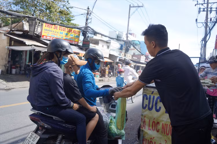 Cá lóc nướng sau khi bọc gói cẩn thận sẽ được giao cho khách kèm với bún và rau sống - Ảnh:internet.