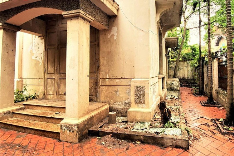 Biệt thự 12 Nguyễn Chế Nghĩa tại quận Hoàn Kiếm (Hà Nội) nhiều năm để hoang. - Ảnh: hanoi.gov