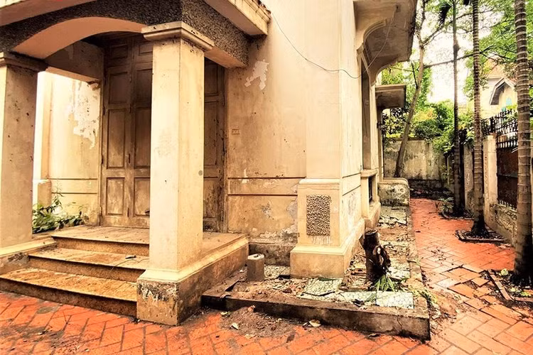 Biệt thự 12 Nguyễn Chế Nghĩa tại quận Hoàn Kiếm (Hà Nội) nhiều năm để hoang. - Ảnh: hanoi.gov