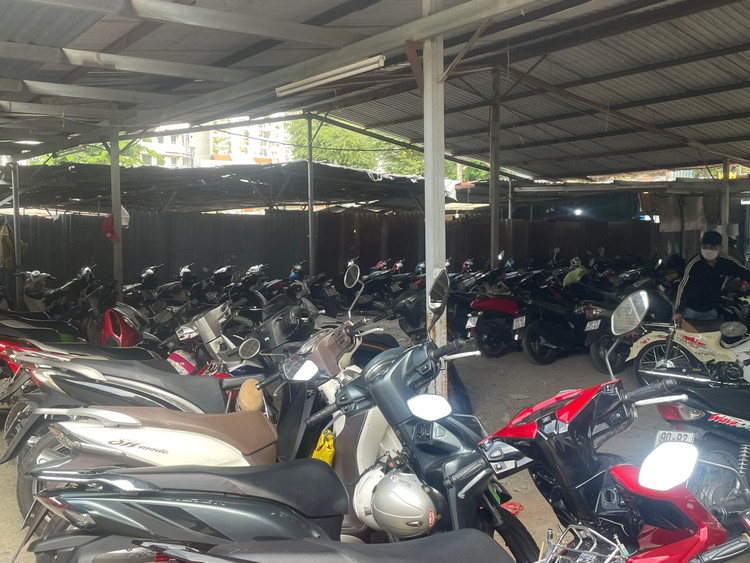 Các bãi gửi xe vào sáng mùng 1 Tết vẫn đông kín chỗ dù giá vé gửi tăng gấp 2-3 lần. Ảnh: Đan Thanh.