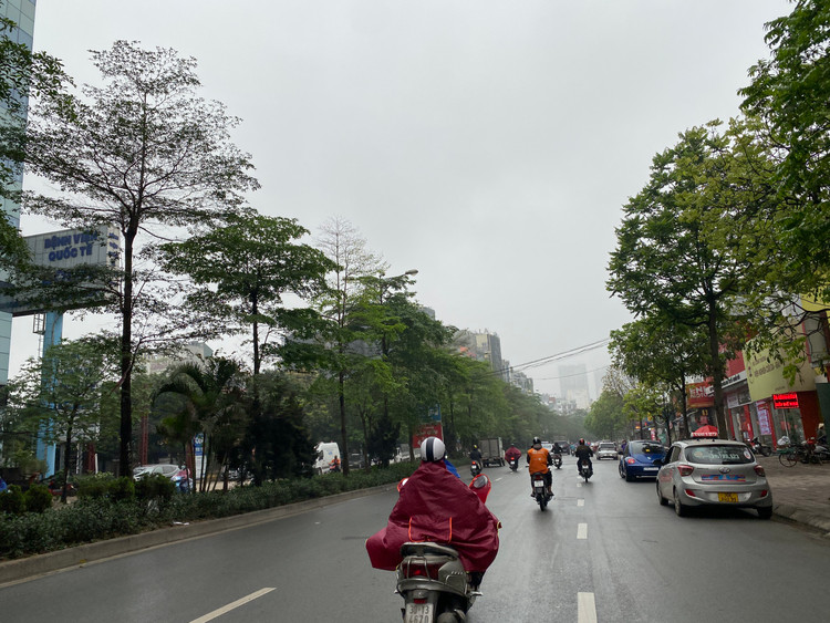 Hà Nội đang trải qua những ngày sương mù, mưa phùn và nồm ẩm. Ảnh: T.Huy