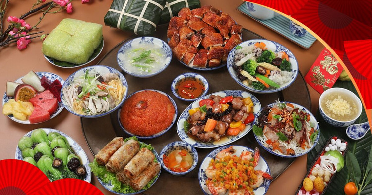 Với miền Nam, mâm cỗ cúng tất niên có sự khác biệt khá xa do thời tiết và văn hóa vùng miền, bao gồm: Bánh tét, dưa giá củ kiệu, thịt heo luộc, thịt kho tàu, gỏi cuốn, nem, gỏi tôm thịt, măng, khổ qua nhồi thịt, cơm... Ảnh minh họa - Ảnh:internet.