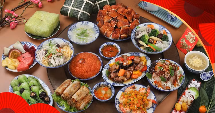 Với miền Nam, mâm cỗ cúng tất niên có sự khác biệt khá xa do thời tiết và văn hóa vùng miền, bao gồm: Bánh tét, dưa giá củ kiệu, thịt heo luộc, thịt kho tàu, gỏi cuốn, nem, gỏi tôm thịt, măng, khổ qua nhồi thịt, cơm... Ảnh minh họa - Ảnh:internet.