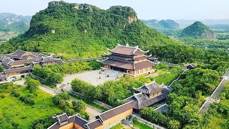 Không gian chùa Bái Đính vô cùng thanh tịnh thoáng mát, nơi lý tưởng cho những chư tôn tăng ni phật tử đến chiêm bái và tu tập.