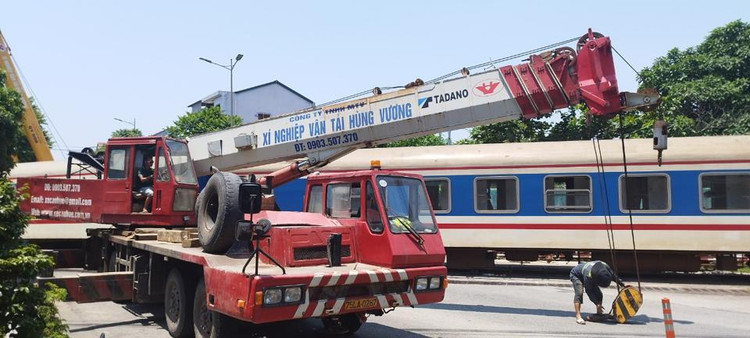 Các hành khách trên tàu được nhân viên đường sắt thông báo có xe khách đón trở lại Ga Huế để nghỉ ngơi trong lúc đợi khắc phục sự cố. Lực lượng chức năng đã điều cẩu 100 tấn xử lý ách tắc giao thông, đưa khách về lại ga, tổ chức ăn ở, bị toa 5,6 tàu SE 1, Hà Nội - Sài Gòn. Ảnh: kinh tế đô thị.
