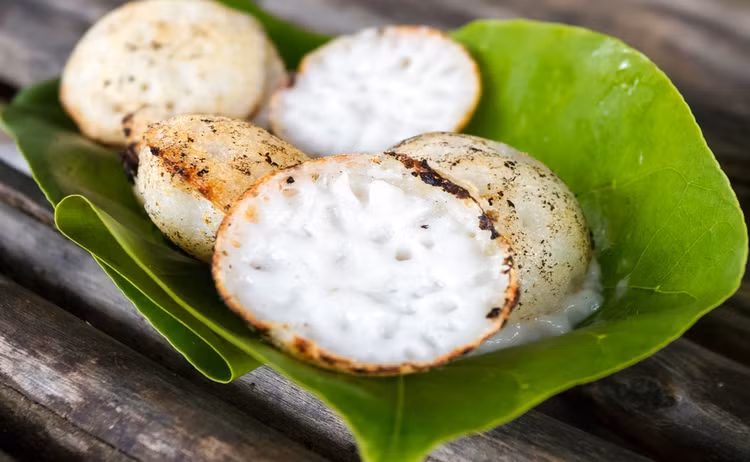 Khanom khrok (Thái Lan) là một món ăn đường phố ở Thái Lan, có hương vị cân bằng giữa ngọt và mặn. Bánh được làm bằng bột nhào kết hợp giữa bột gạo và nước cốt dừa. Món tráng miệng này được nướng trong chảo sắt lớn có những vết lõm tròn, nhỏ. Bánh có lớp đáy là bột được nướng giòn và lớp nhân sữa dừa ngọt nhẹ, béo ngậy. Ngoài ra, phần nhân cũng có thể bao gồm hành lá băm, khoai môn, bắp hoặc bí ngô. Ảnh: Shutterstock.