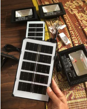 Mẫu đèn led năng lượng mặt trời 200W giá 500.000 đồng, đi kèm tấm pin năng lượng mặt trời chế tạo sơ sài.
