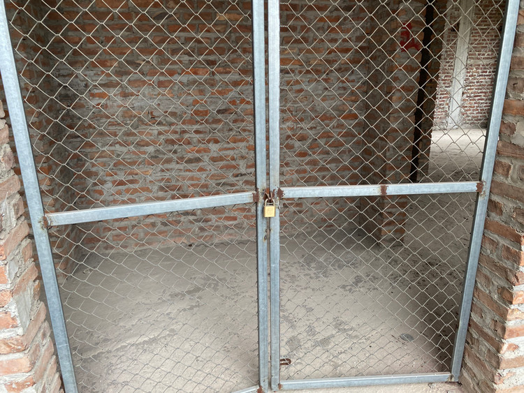 Do không có người ở, nên nhiều căn biệt thự then đóng, cửa cài. Nhiều căn thậm chí trở thành nhà kho bất đắc dĩ.