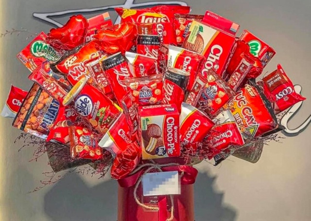 Một trong những sản phẩm rất &quot;hot&quot; được rất nhiều người săn lùng trong ngày lễ tình yêu Valentine 14/2 này là những bó hoa được làm từ đồ ăn vặt, bánh kẹo, socola.