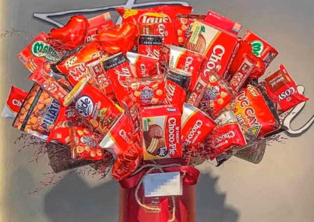Một trong những sản phẩm rất "hot" được rất nhiều người săn lùng trong ngày lễ tình yêu Valentine 14/2 này là những bó hoa được làm từ đồ ăn vặt, bánh kẹo, socola.