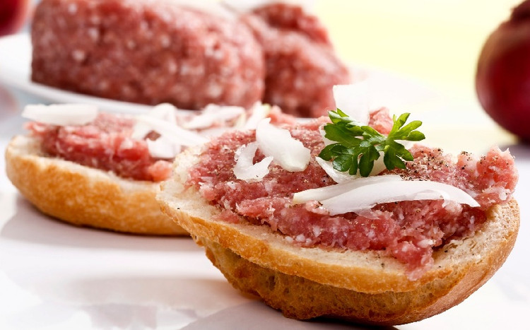Người Đức có món ăn từ thịt lợn sống có tên là Mett. Cách chế biến món Mett vô cùng đơn giản, người ta băm nhỏ thịt lợn sau đó cho thêm một vài loại gia vị như muối, hạt tiêu, tỏi rồi nắm chắc thành một khối thịt lớn. Món ăn này thường được ăn cùng bánh mì, bơ, khoai tây chiên. Ảnh: internet.