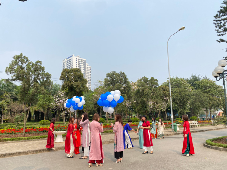 Nhiều bạn trẻ đã chuẩn bị kĩ lưỡng từ trang phục đến thợ chụp ảnh với mong muốn có được những bức hình ưng ý nhất.
