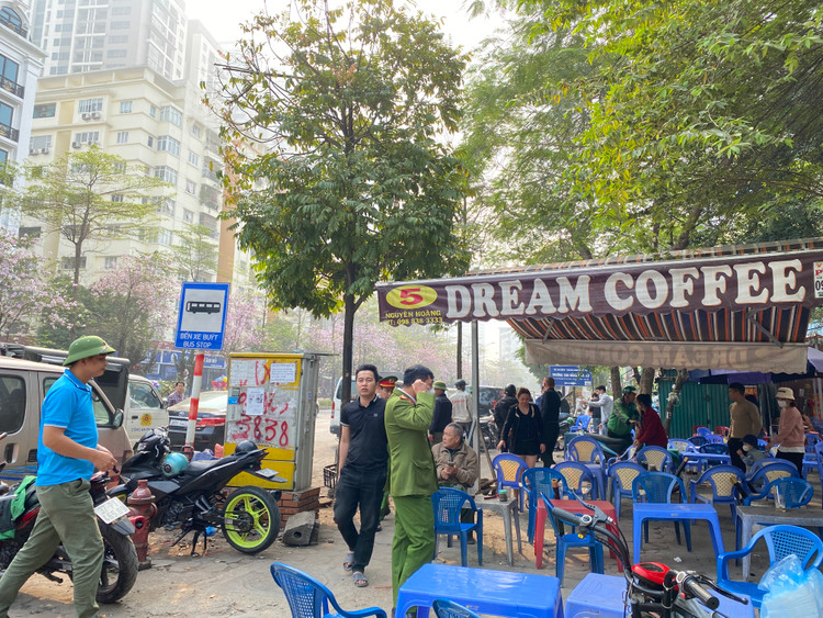 Vì nhiều nguyên nhân, “giành lại vỉa hè” cho người đi bộ dường như đã trở thành vấn đề chung, là bài toán đặt ra đối với thành phố Hà Nội và nhiều đô thị khác ở nước ta hiện nay - Ảnh: T.Huy.