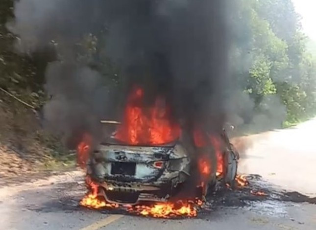 Hiện trường vụ cháy xe hơi.