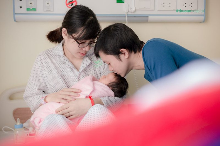 Luật BHXH hiện hành quy định nam giới được nghỉ chế độ thai sản 5-14 ngày tùy từng trường hợp. Ảnh: benhvienthucuc