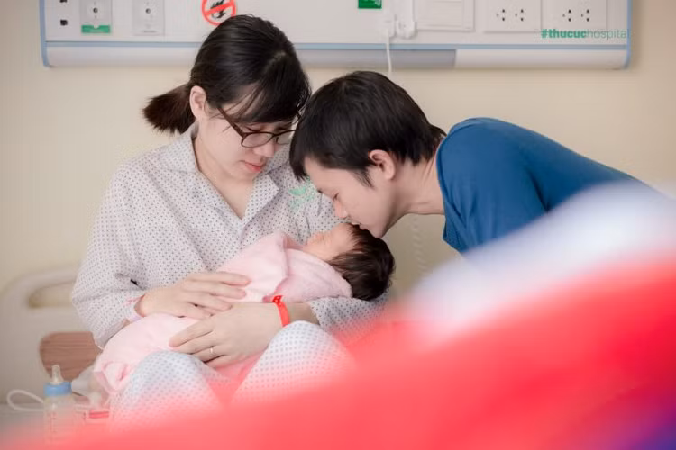 Luật BHXH hiện hành quy định nam giới được nghỉ chế độ thai sản 5-14 ngày tùy từng trường hợp. Ảnh: benhvienthucuc