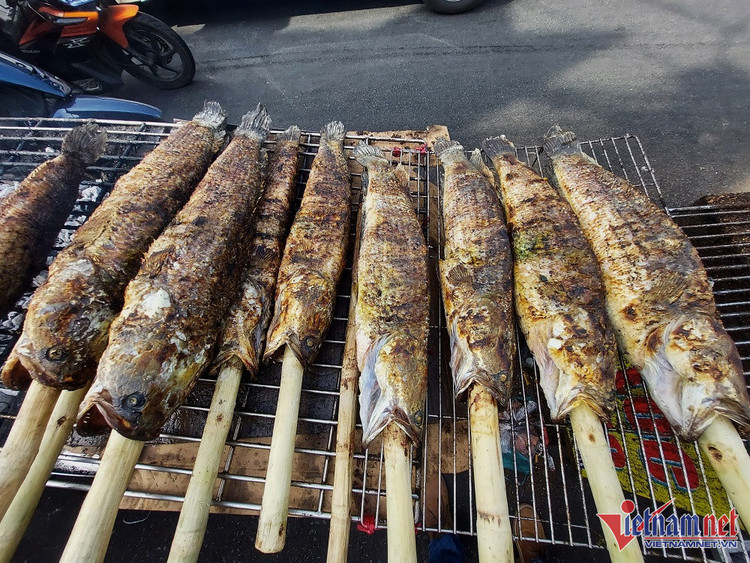 Món cá lóc nướng cúng Thần Tài trên đường Tân Kỳ Tân Quý đắt khách. (Ảnh: Trần Chung)