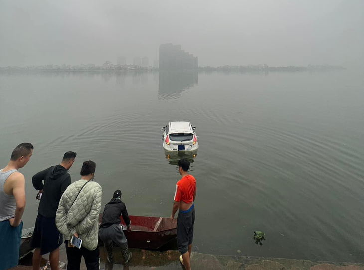 Chiếc ô tô lao xuống hồ Tây - Ảnh: internet.