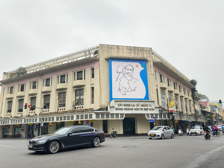 Trung tâm Thông tin Triển Lãm TP Hà Nội (xưa là tòa nhà Taverne Royale) cùng với kiến trúc thiết kế mái che vỉa hè. - Ảnh: T.Huy