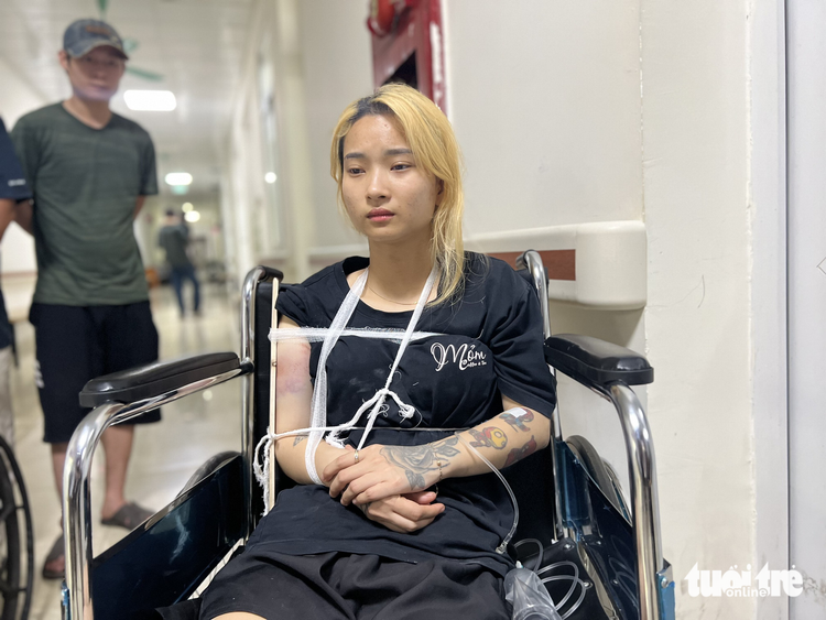 Chị Đỗ Hải Linh bị gãy tay phải, xây xước nhiều nơi trên cơ thể, sau tai nạn - Ảnh: TTO