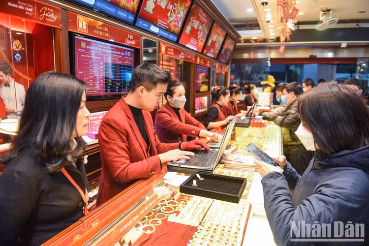 Tại Công ty Vàng bạc đá quý Phú Quý, niêm yết giá vàng SJC ở mức 66,3-67,3 triệu đồng/lượng (mua vào-bán ra), giảm khoảng 1 triệu đồng/lượng ở cả hai chiều. Vàng Vietinbank Gold thu mua mức 66,4 triệu đồng/lượng và bán ra mức 67,42 triệu đồng/lượng bán ra, giảm 1,1 triệu đồng ở cả hai chiều - Ảnh:nhandan.