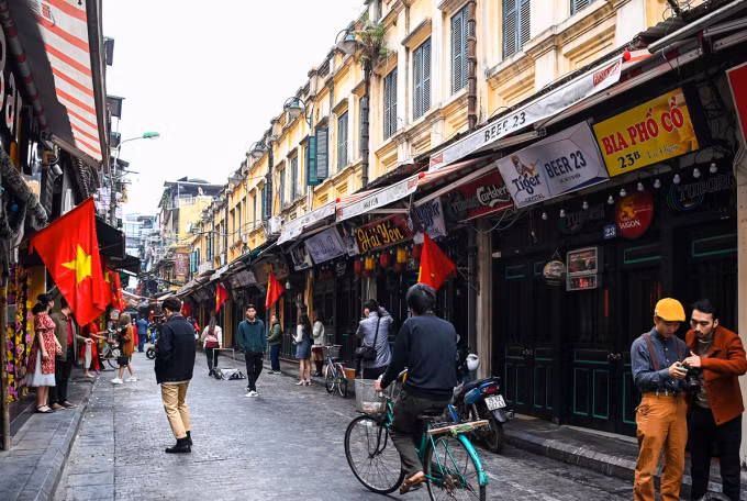 Dịp nghỉ lễ 30/4 và 1/5 năm nay vào đúng những ngày cuối tuần, thế nên nếu đến thăm Hà Nội du khách không thể bỏ qua khu vực phố cổ. Khu phố cổ đã được UBND thành phố Hà Nội quy hoạch thành khu phố đi bộ để có thể đáp ứng nhu cầu vui chơi giải trí của người dân thủ đô, cũng như du khách ở cả trong và ngoài nước. Ảnh: Giang Huy.