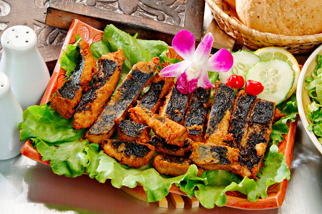 Một số gia đình muốn tránh sát sinh nên dùng đồ giả chay để dâng lên cúng Phật và cúng gia tiên. Tuy nhiên, theo các chuyên gia phong thủy, điều này không đúng vì giống như lừa dối bề trên. Bởi vậy, tốt nhất là dùng đồ thật - Ảnh:minh họa