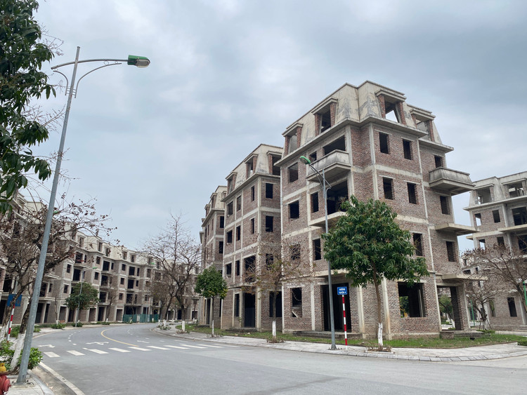 Tuy nhiên, đó chỉ là một trong số rất ít những căn biệt thự có người ở. Nằm ở những vị trí đẹp hoặc ngay cổng dự án. - Ảnh: T.Huy