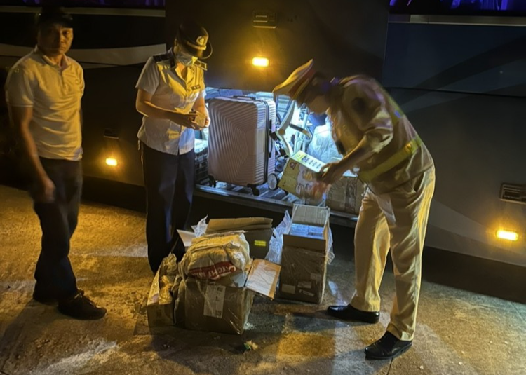 Lực lượng chức năng phát hiện nhiều sản phẩm thuốc lá điện tử không rõ nguồn gốc trên xe chở khách. - Ảnh: Báo công thương.